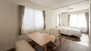 1 bedroom, blackout drapes, free WiFi, bed sheets