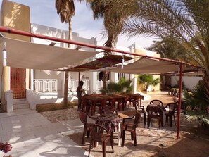 供應早餐、午餐和晚餐，當地和國際料理