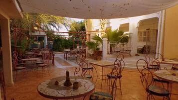 Sarapan dihidangkan, masakan tempatan dan antarabangsa