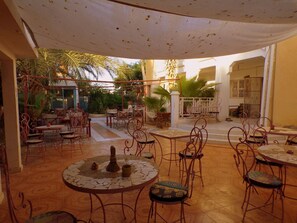 บริการอาหารเช้า อาหารกลางวัน อาหารเย็น, อาหารท้องถิ่นและนานาชาติ