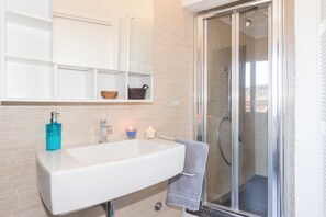 Apartment, 2 Bedrooms | Bathroom | Shower, rainfall showerhead, free toiletries, hair dryer - Il Tartarugone (Siena)