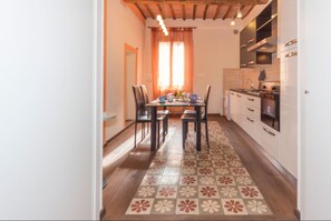 Apartment, 2 Schlafzimmer | Eigene Küche | Großer Kühlschrank, Mikrowelle, Ofen, Herdplatte