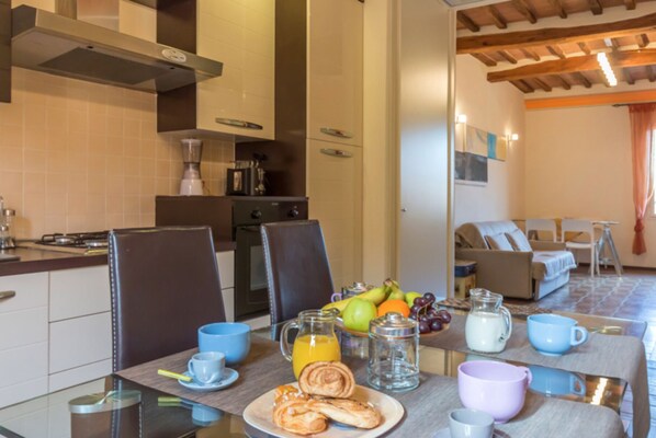 Apartment, 2 Schlafzimmer | Essbereich im Zimmer