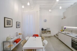 Apartment, 3 Bedrooms | Private kitchen | Full-size fridge, microwave, oven, stovetop - Il Palazzo del Principe (Siena)