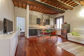 Apartment, 2 Schlafzimmer | Wohnbereich | LCD-Fernseher