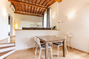 Apartamento, 2 habitaciones | Servicio de comidas en la habitación