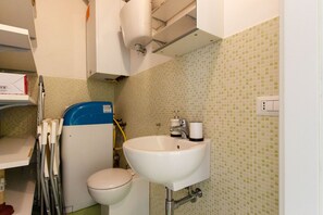 Apartamento, 2 habitaciones | Baño | Ducha y cabezal de ducha tipo lluvia