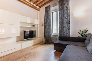 Apartamento, 2 habitaciones | Zona de estar | Una televisión LCD