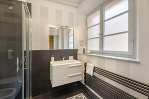 Apartemen, 3 kamar tidur | Kamar mandi | Shower, pancuran hujan, perlengkapan mandi gratis, dan pengering rambut