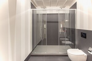 Apartamento, 3 habitaciones | Ducha del cuarto de baño