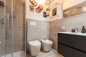 Studio | Bathroom