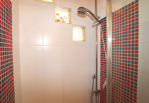 Appartement, 1 chambre | Douche de la salle de bain