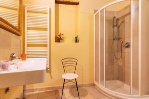 Apartment, 1 Schlafzimmer | Badezimmer | Dusche, Regendusche, kostenlose Toilettenartikel, Haartrockner