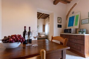 Apartment, 1 Schlafzimmer | Essbereich im Zimmer