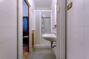 Appartamento, 1 camera da letto | Bagno | Doccia, soffione a pioggia, set di cortesia gratuito, asciugacapelli