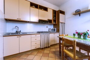 Refrigerador con freezer, microondas, horno, placa de cocina