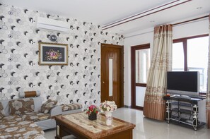 Panoramic Apartment, 3 Bedrooms (21D) | Living room | 21-inch flat-screen TV with cable channels, TV