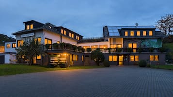 Fachada de la propiedad por la tarde o noche