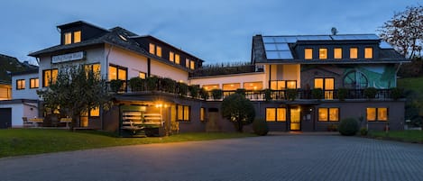 Fassade der Unterkunft â Abend/Nacht