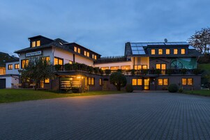 Fassade der Unterkunft – Abend/Nacht