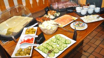Tägliches Frühstücksbuffet (12.90 EUR pro Person)