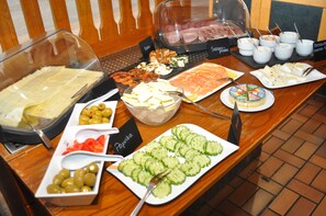 Desayuno buffet diario (EUR 12.90 por persona)