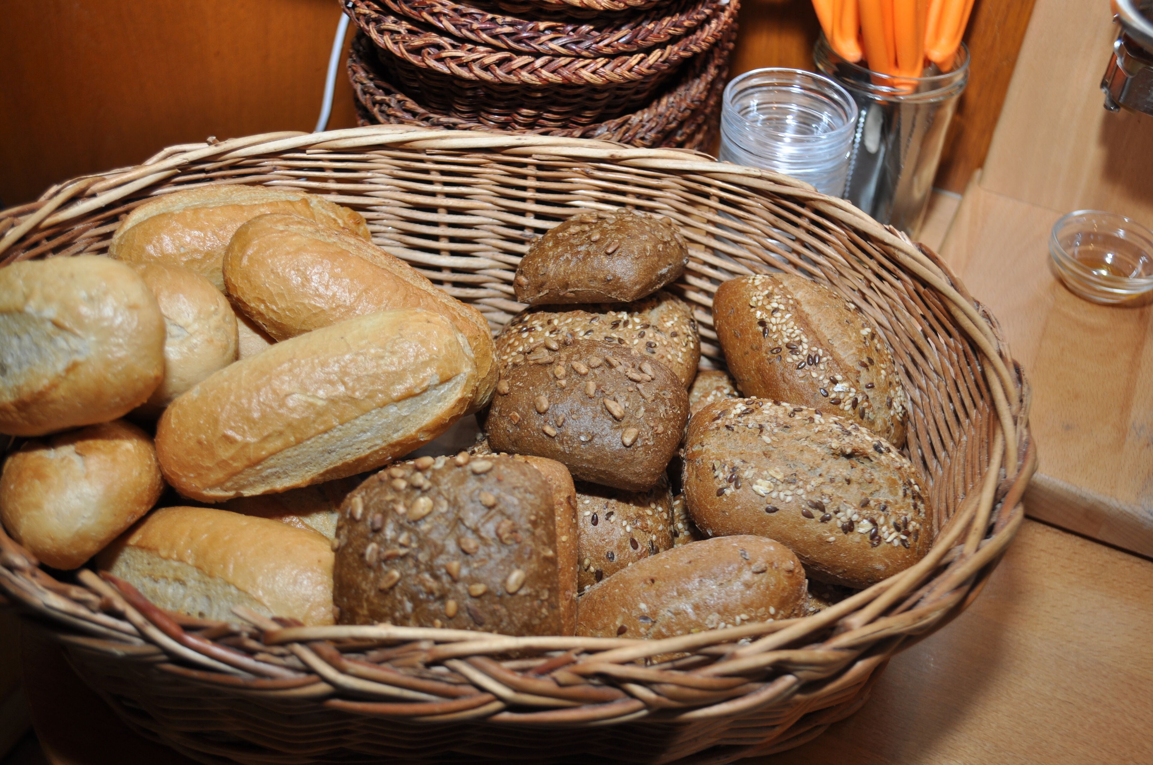 Ein Korb voller verschiedener Brotsorten.