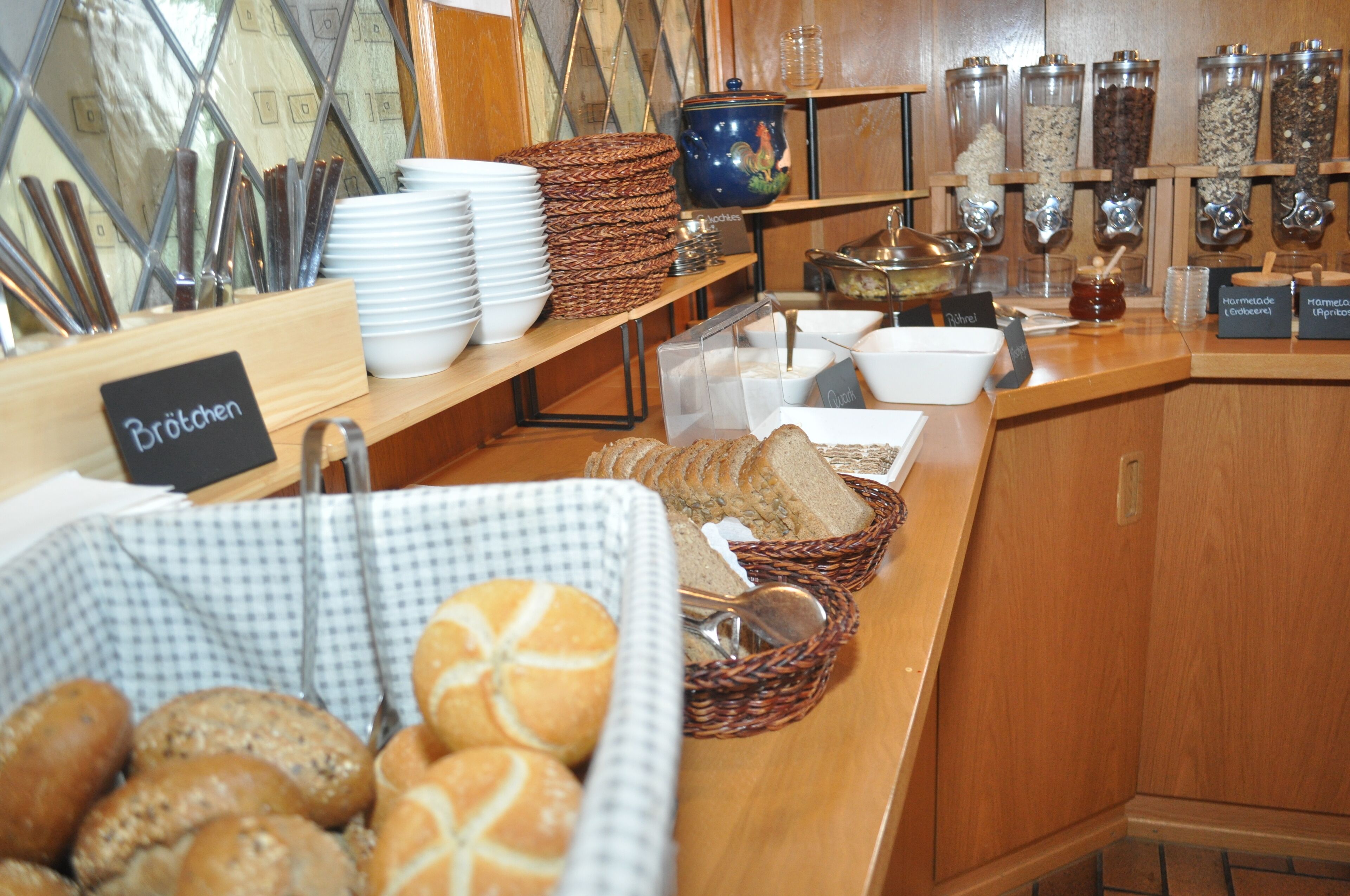 Tägliches Frühstücksbuffet (12.90 EUR pro Person)