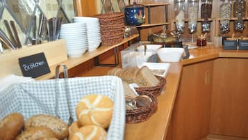Café da manhã com buffet todos os dias (EUR 12.90 por pessoa)