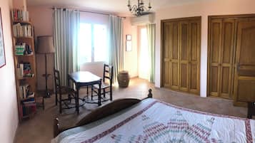 4 bedrooms, iron/ironing board, free WiFi