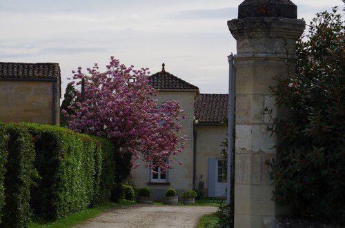 THE HOUSE OF HARVESTERS, in the heart of the vineyard.