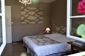 3 habitaciones, tabla de planchar con plancha, wifi y ropa de cama 