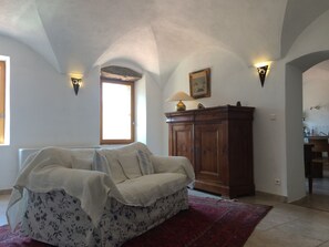 Télévision, cheminée, lecteur de DVD, chaîne hi-fi