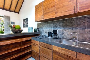 Villa (1 Bedroom) | Privat køkken | Ovn, kogeplade, opvaskemaskine, spisebord
