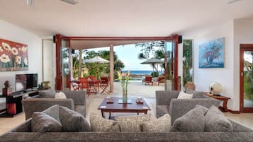 Stórt einbýlishús (2 Bedrooms) | Stofa | Sjónvarp