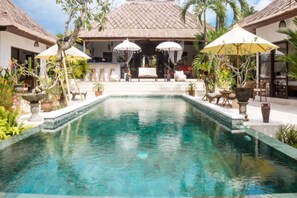 Alberca infinita y camastros 