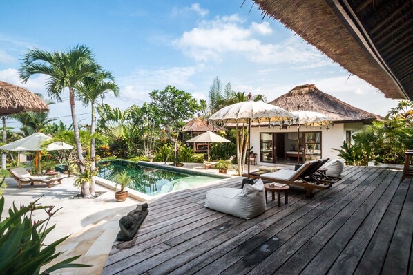 An infinity pool, pool loungers - Beautiful Villa With Private Pool, Bali Villa 2029 (Canggu)
