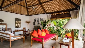 Villa (1 Bedroom) | Wohnzimmer | Fernseher