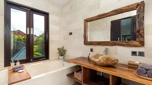 Villa (4 Bedrooms) | Bilik Mandi