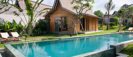 Sebuah infinity pool, dengan kursi berjemur