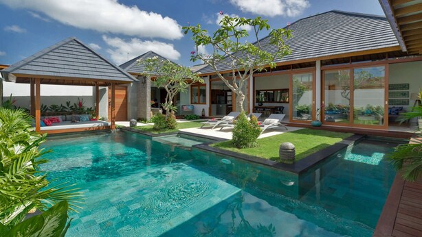 A modern house with a swimming pool, a covered patio, and a well-maintained garden. - Imagine Your Family Renting a Luxury Holiday Villa Close to Seminyaks Main Attractions, Villa Bali 2043 (Seminyak)