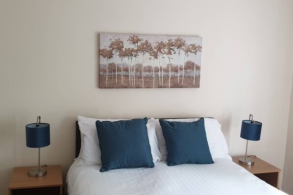 2 bedrooms, iron/ironing board, free WiFi, bed sheets - Ironmonger House (Sittingbourne)