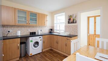 House | Private kitchen | Full-sized fridge, microwave, oven, stovetop