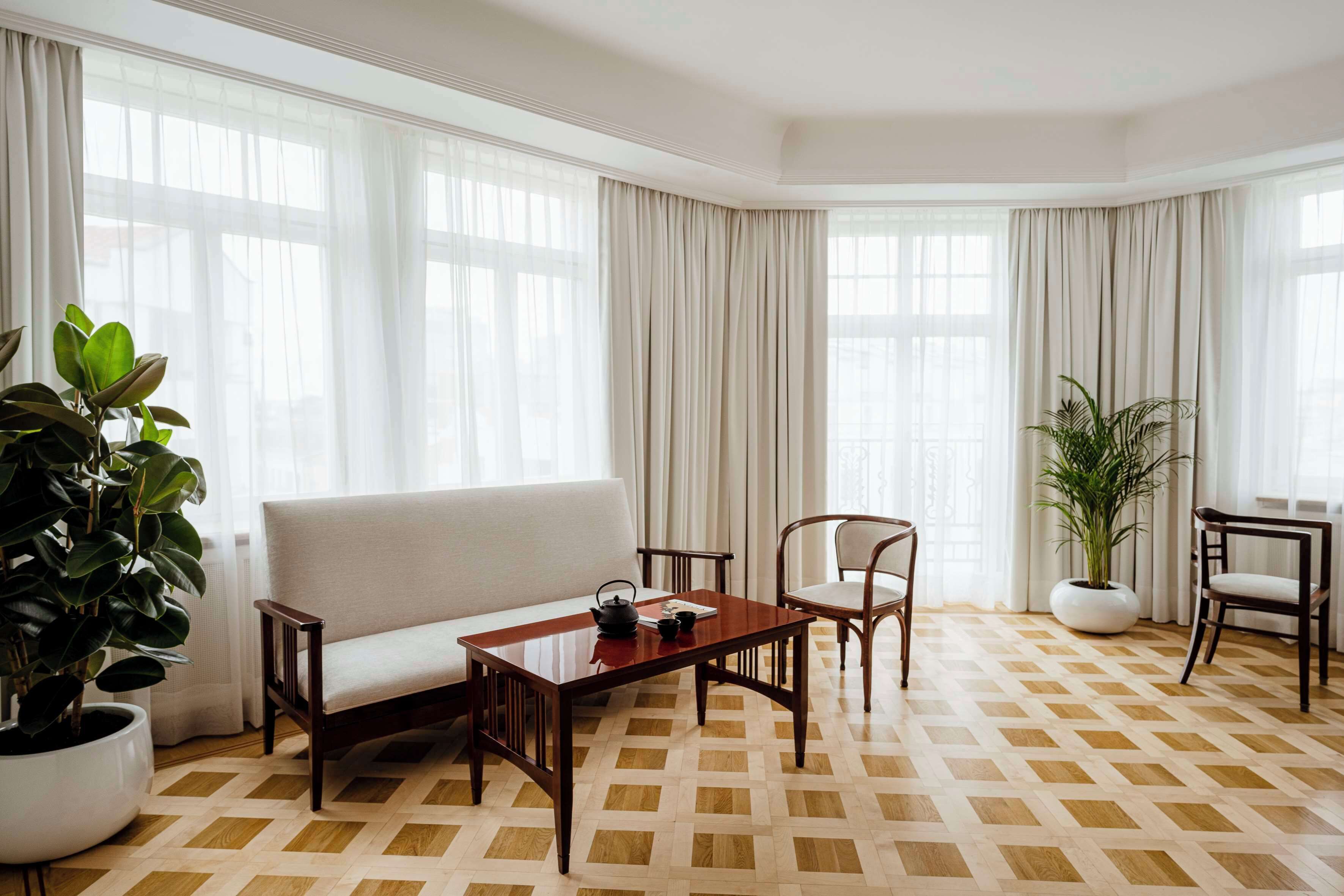 Hypo-allergenic bedding, down comforters, pillowtop beds, minibar