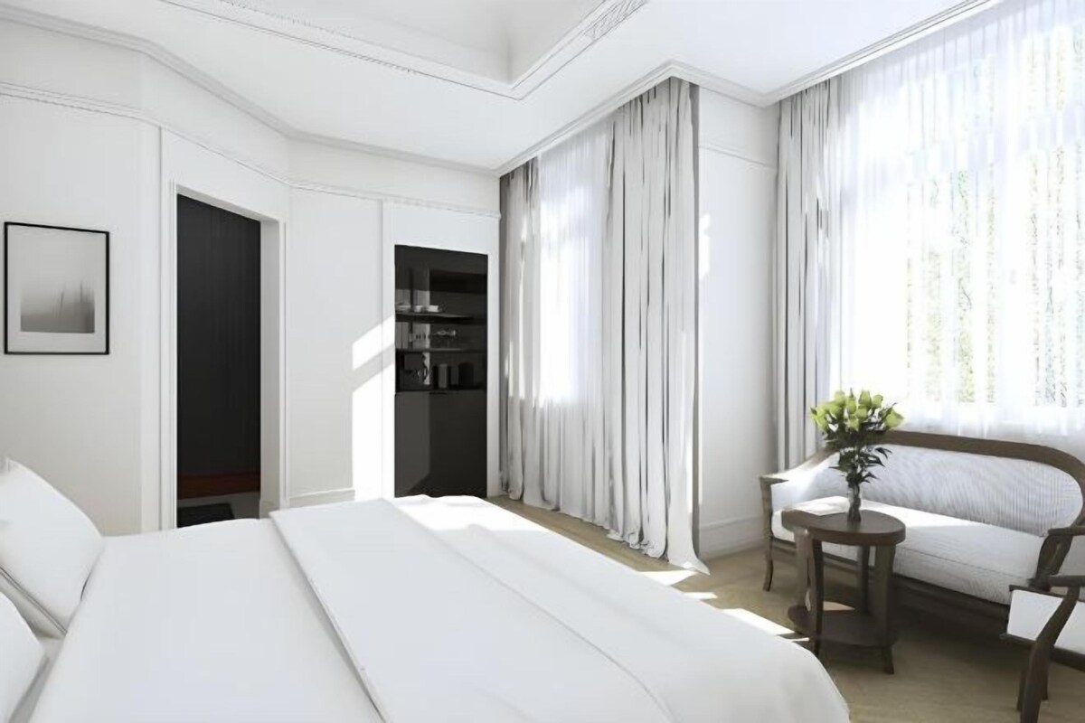 Hypo-allergenic bedding available, down comforters, pillowtop beds