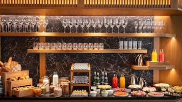 Daily cooked-to-order breakfast (PLN 140 per person)