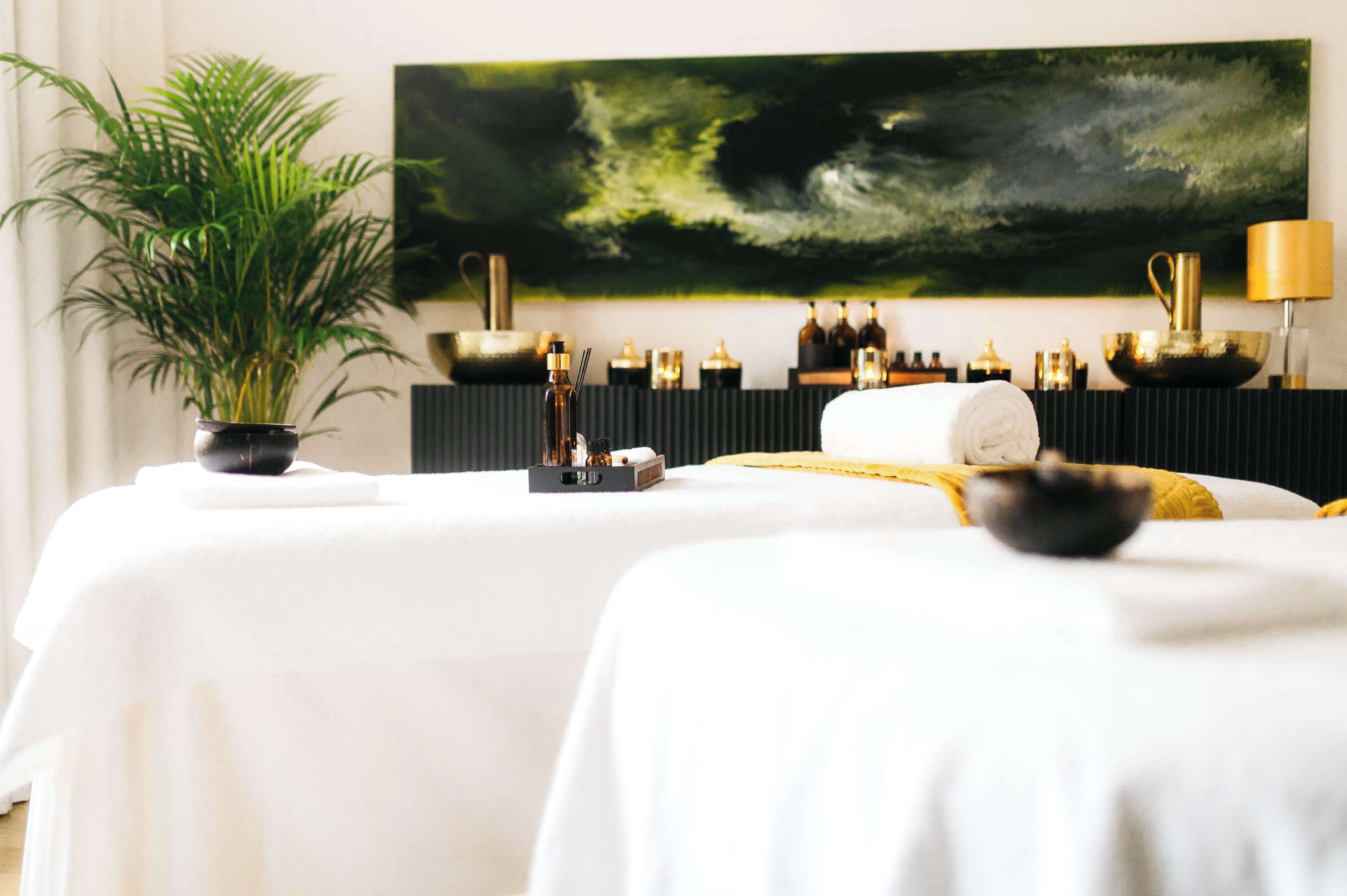 Couples treatment rooms, body treatments, deep-tissue massages