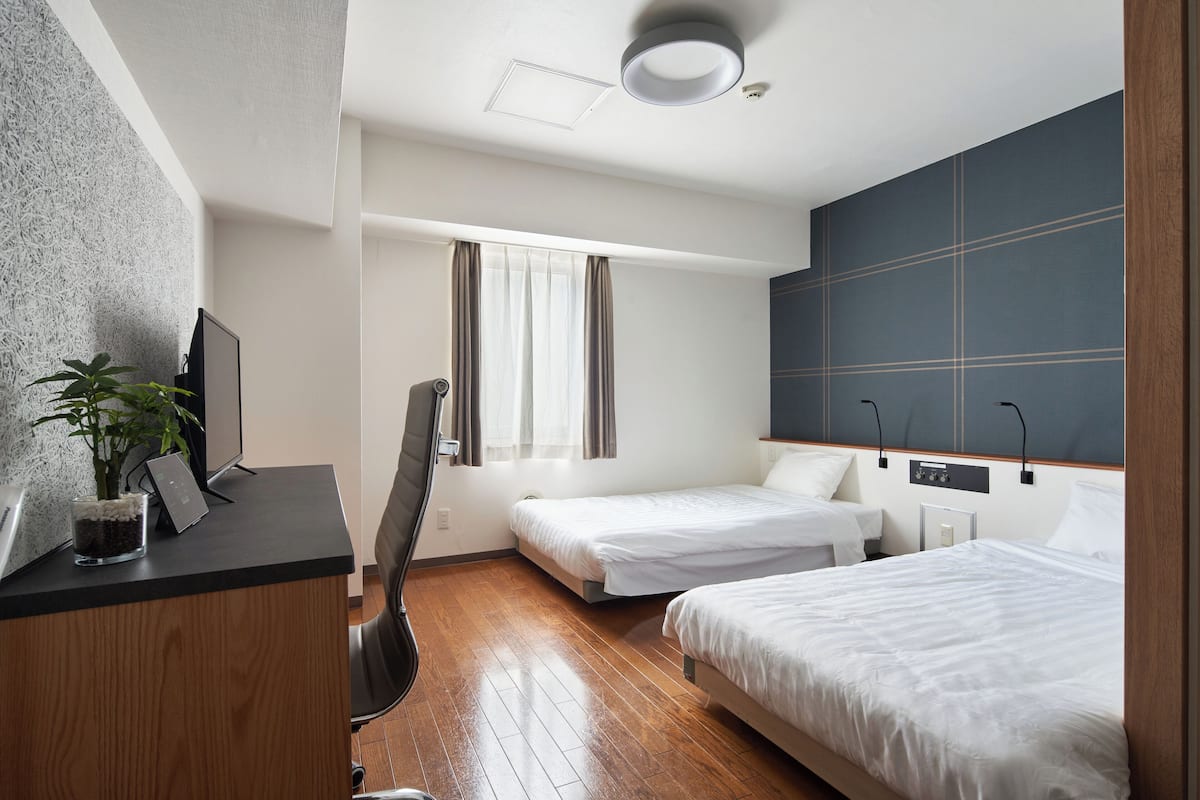 Zweibettzimmer | Schreibtisch, laptopgeeigneter Arbeitsplatz, kostenloses WLAN
