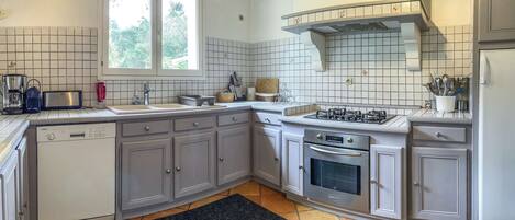 Fridge, oven, stovetop, dishwasher