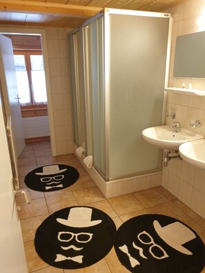 Dúplex familiar | Baño | Regadera, regadera tipo lluvia, toallas, jabón